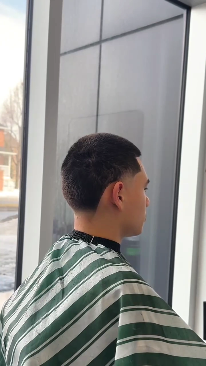 Vue de côté après le passage des cheveux longs au buzz cut