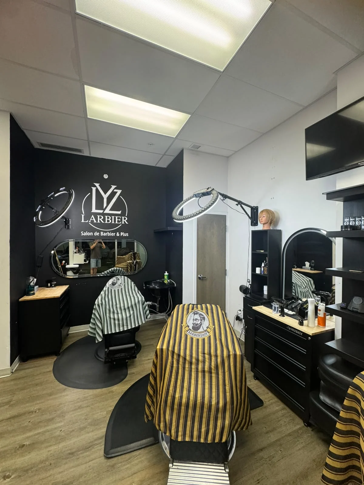 L’espace Homme de Lyz : fauteuils rayés, miroirs et postes de barbier